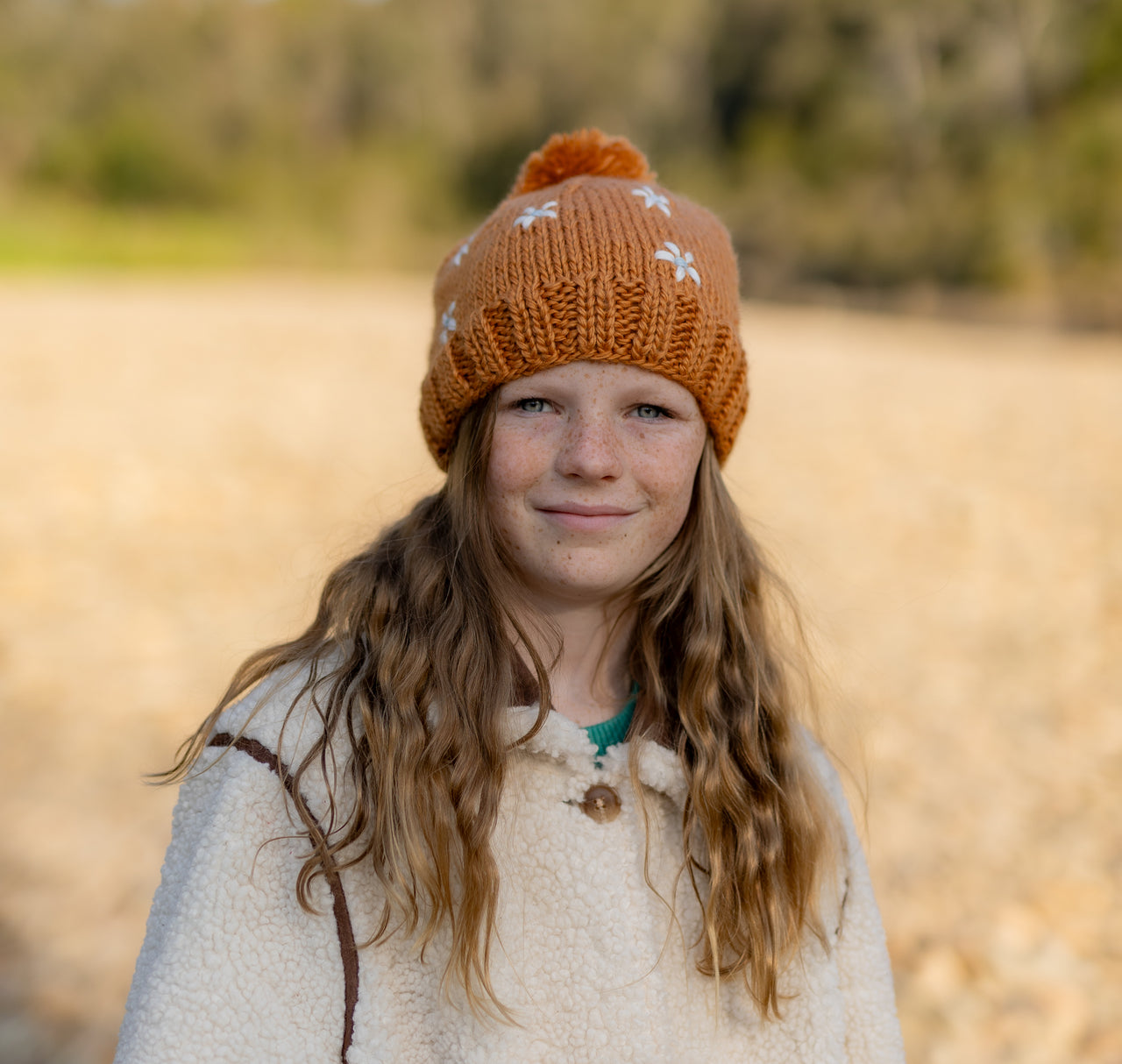 ACORN DAISY BEANIE CARAMEL