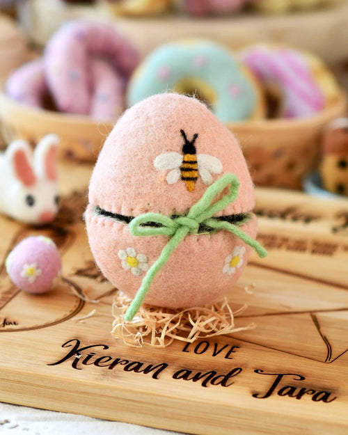 TARA TREASURES FELT EGG COVER - PEACH BEE MOTIF