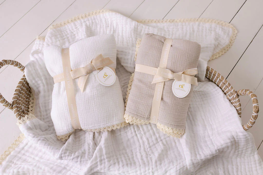 CONFETTI KIDZ MUSLIN BLANKET WITH LACE TRIM - OATMEAL