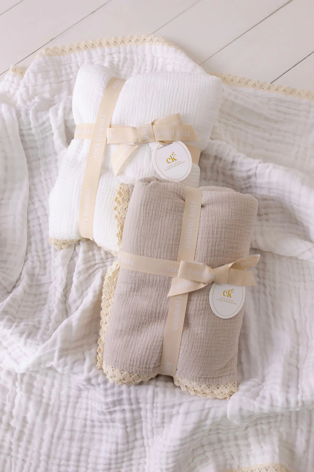 CONFETTI KIDZ MUSLIN BLANKET WITH LACE TRIM - OATMEAL
