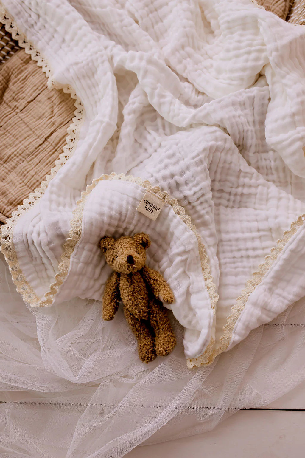 CONFETTI KIDZ MUSLIN BLANKET WITH LACE TRIM - WHITE